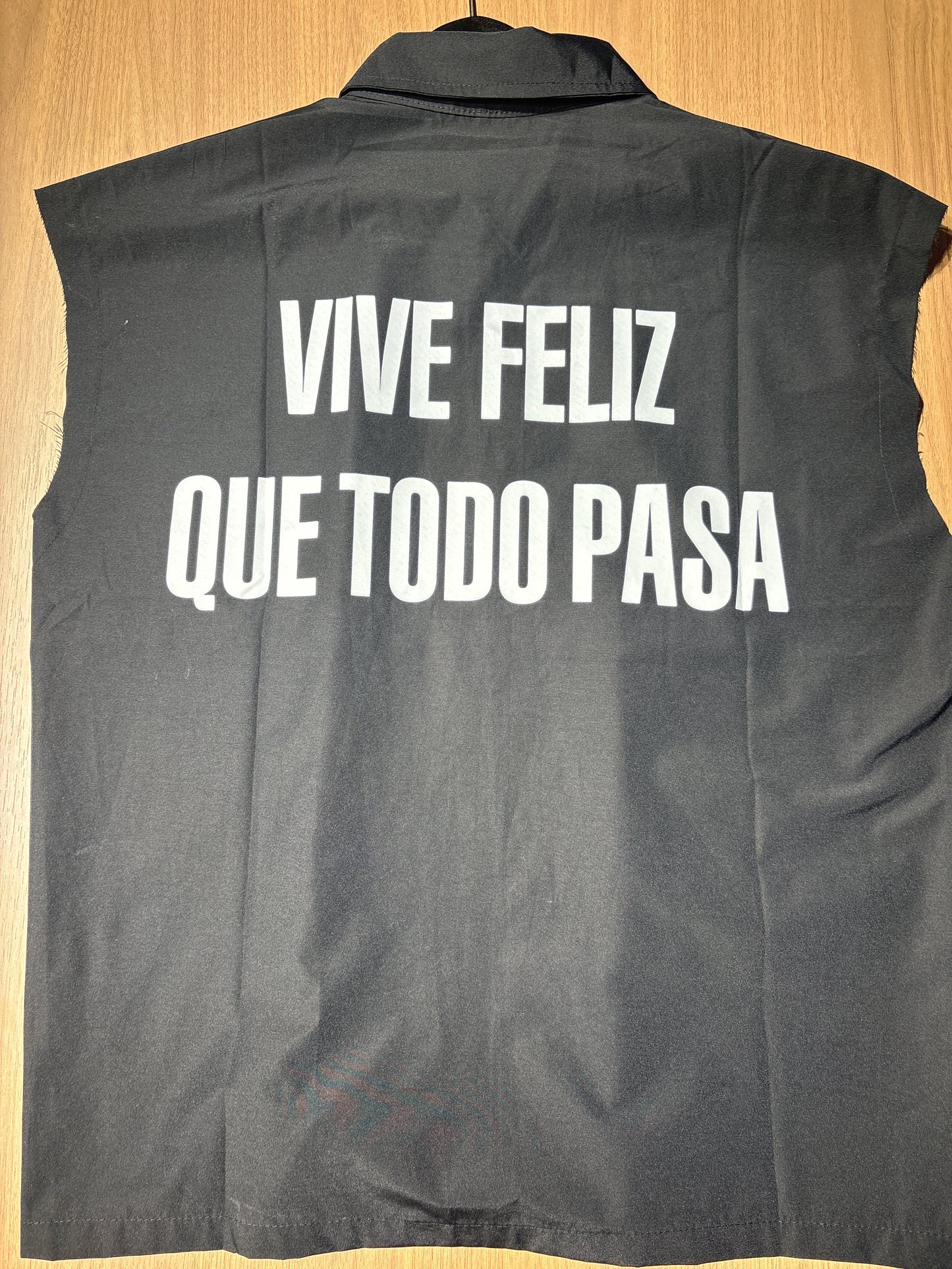Camicia con scritta “VIVE FELIZ”