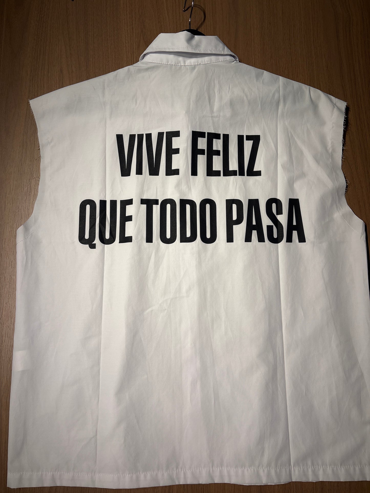 Camicia con scritta “VIVE FELIZ”